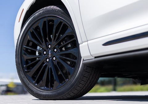 The stylish blacked-out 20-inch wheels from the available Jet Appearance Package are shown. | Thornhill Lincoln in Chapmanville WV